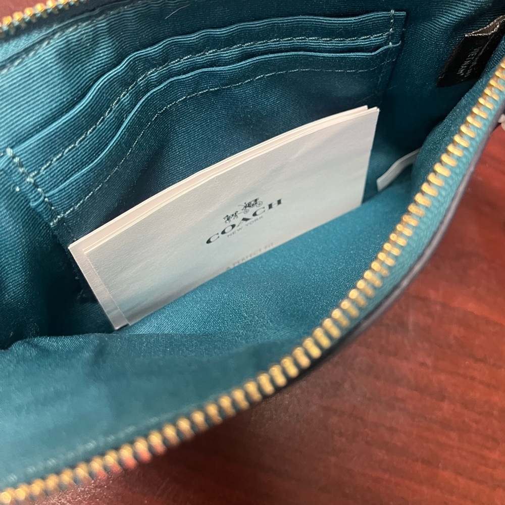 ⭐️⚡️Coach Blue Leather Wristlet - Picture 6 of 12